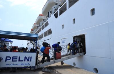 KM Lawit PELNI yang mengalami perubahan rute layanan sementara mengangkut penumpang dari Pontianak menuju Surabaya. (Ist)