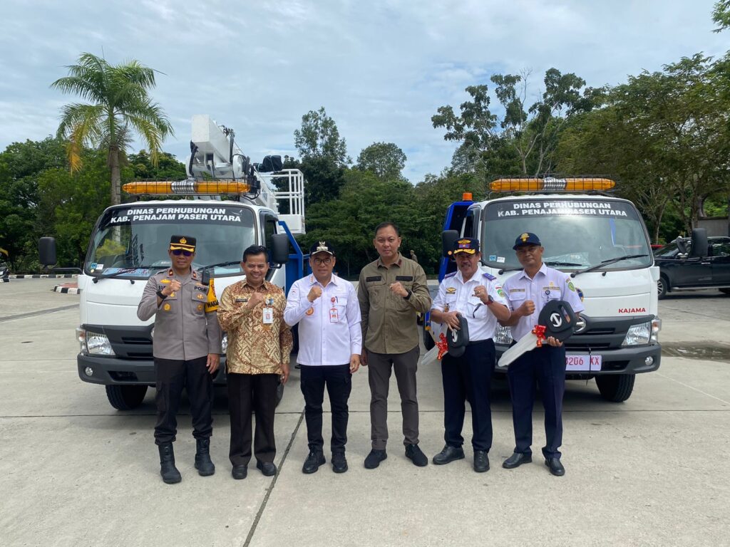 Pj Bupati PPU Makmur Marbun saat menyerahkan mobil Dlderek/towing baru kepada Dinas Perhubungan. (Ist)