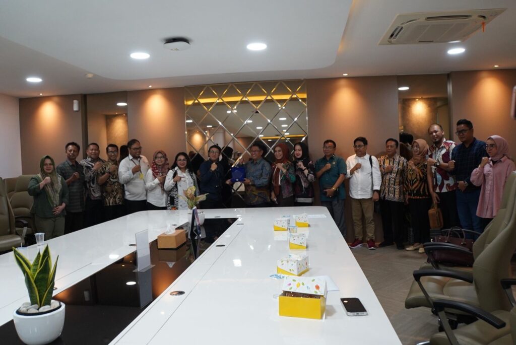 Pansus Pembahas Ranperda tentang P3TKL DPRD Kaltim Bersama Kepala Biro Hukum Setda Kaltim dan Disnakertrans Kaltim. (Ist)