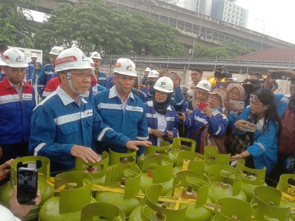 Menteri Perdagangan Zulkifli Hasan (Mendag Zulhas) memimpin ekspose temuan SPBBE yang kuantitas tabung gas elpiji 3 kilogramnya tidak sesuai. (Ist)
