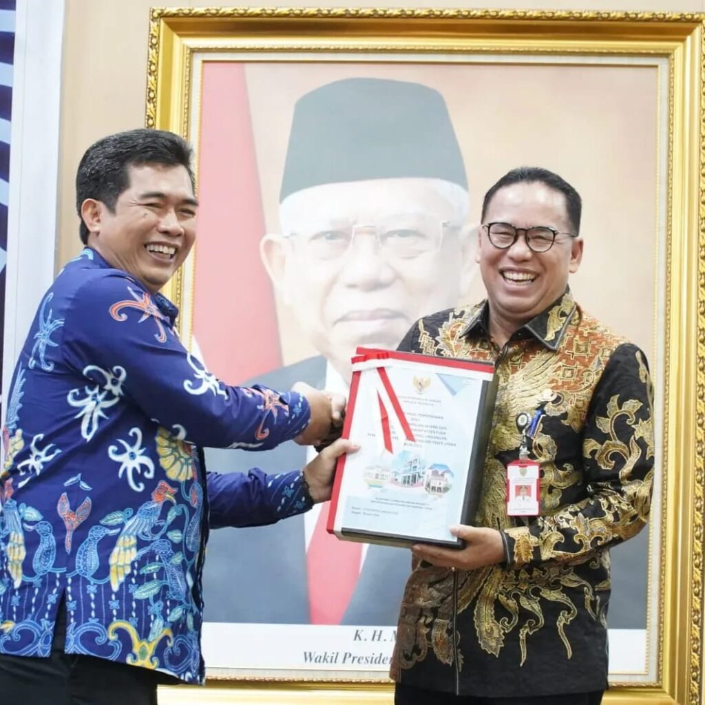 Pj Bupati PPU, Makmur Marbun (Kanan). (Ist)
