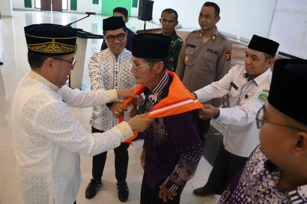 Pj Bupati PPU, Makmur Marbun melepas 141 Calon Jamaah Haji ke Tanah Suci. (Ist)