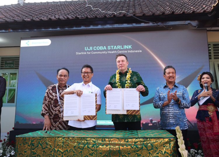Menkes Budi Gunadi Sadikin bersama CEO SpaceX Elon Musk dan pejabat terkait dalam kerjasama sediakan akses internet untuk puskesmas terpencil dan terluar. (Ist)