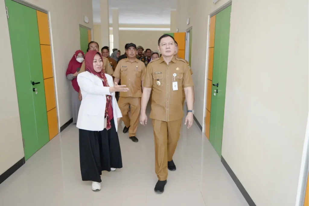 Bupati Paser dr. Fahmi Fadli meninjau sejumlah bangunan dan fasilitas kantor. (Ist)