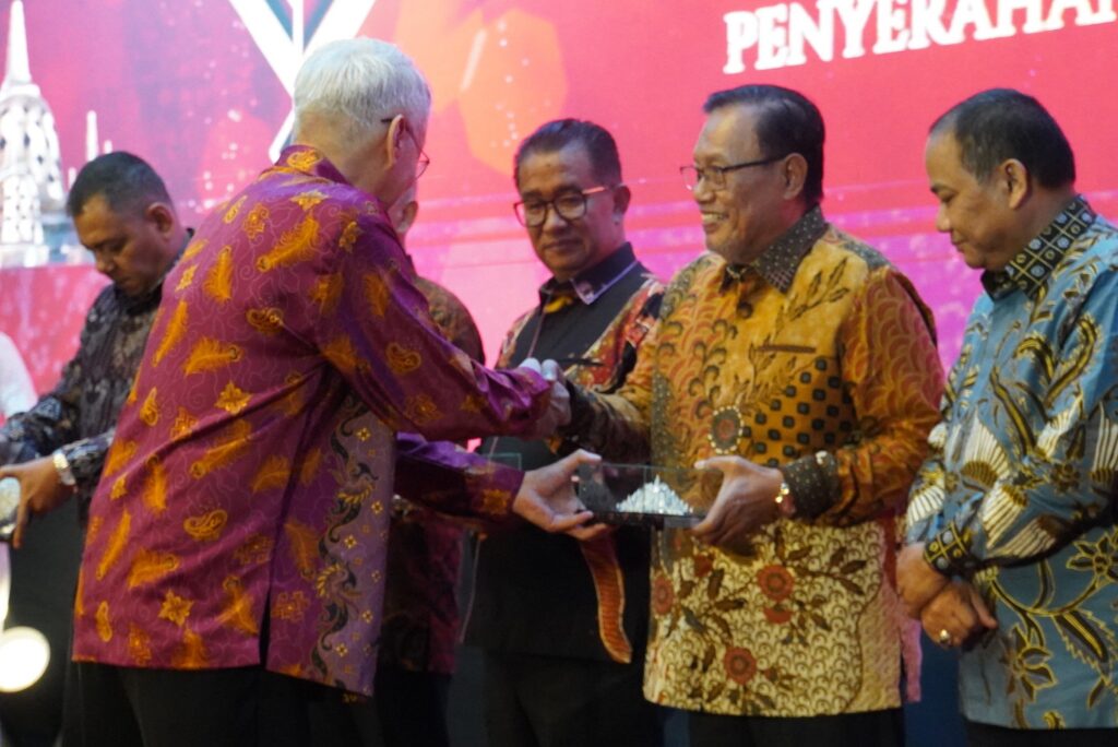 Wakil Ketua Komisi I DPRD Kaltim Yusuf Mustafa menerima cinderamata saat hadiri Dharmasanti Waisak Kaltim Tahun 2024. (Ist)