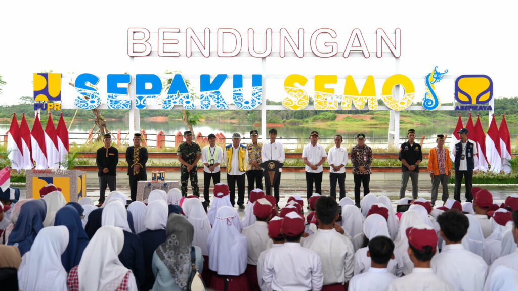 Jokowi dengan ditemani Menteri PUPR Basuki Hadimuljono dan pejabat meresmikan Bendungan Sepaku Semoi. (Ist)