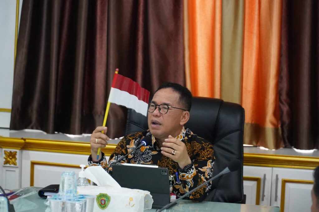 Pj Bupati Penajam Paser Utara, Makmur Marbun saat memimpin Rakor Pelaksanaan Kirab Bendera Merah Putih 2024. (Ist)