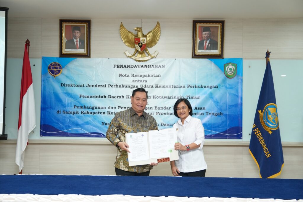 Dirjen Perhubungan Udara M. Kristi Endah Murni (kanan) dan Bupati Kotawaringin Timur, H. Halikinnor (kiri). (Ist)