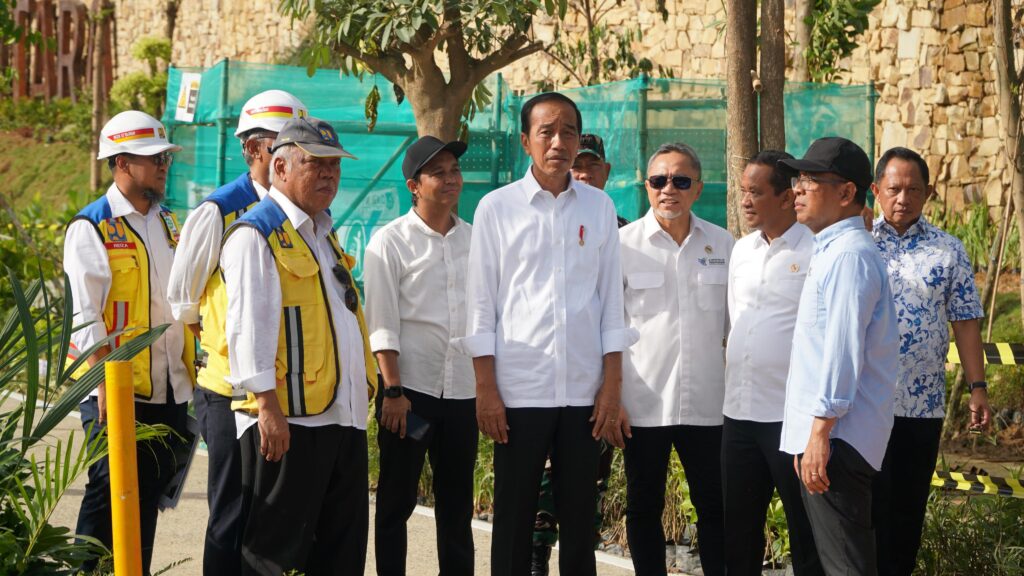 Saat meninjau langsung mock up atau rancangan Jalan Sumbu Kebangsaan Sisi Barat KIPP IKN. (Ist)