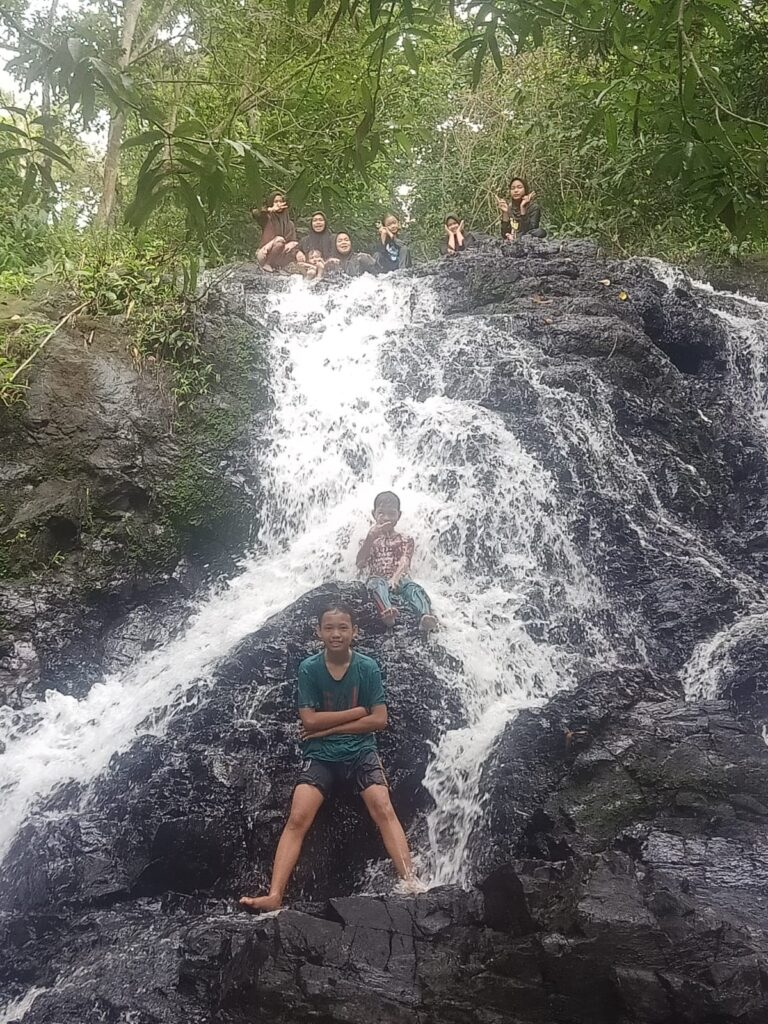 Air Terjun di Kawasan Konservasi Tahura Petangis. (Ist)