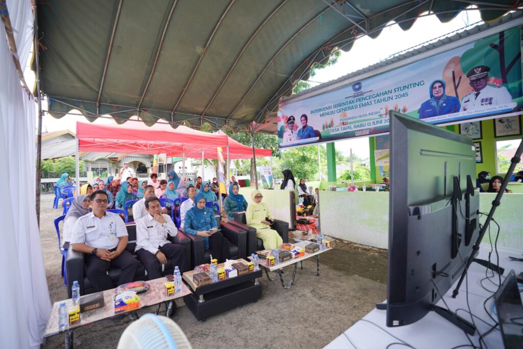 Kegiatan intervensi pencegahan stunting secara virtual di halaman Posyandu Nusa Indah Desa Tapis. (Ist)