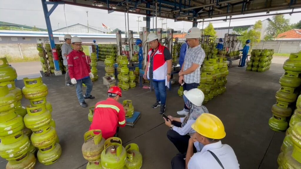 Uji petik pengecekan kuantitas dan kualitas tabung LPG ukuran tiga kilogram. (Ist)