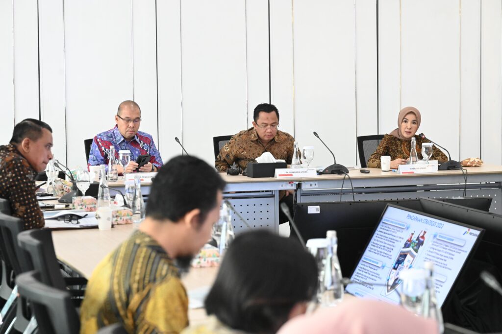 Direktur Utama Pertamina Nicke Widyawati saat memberikan pemaparan pada Rapat Umum Pemegang Saham (RUPS) Tahunan Pertamina di Lantai 21 Kementerian BUMN, Jakarta. (Ist)