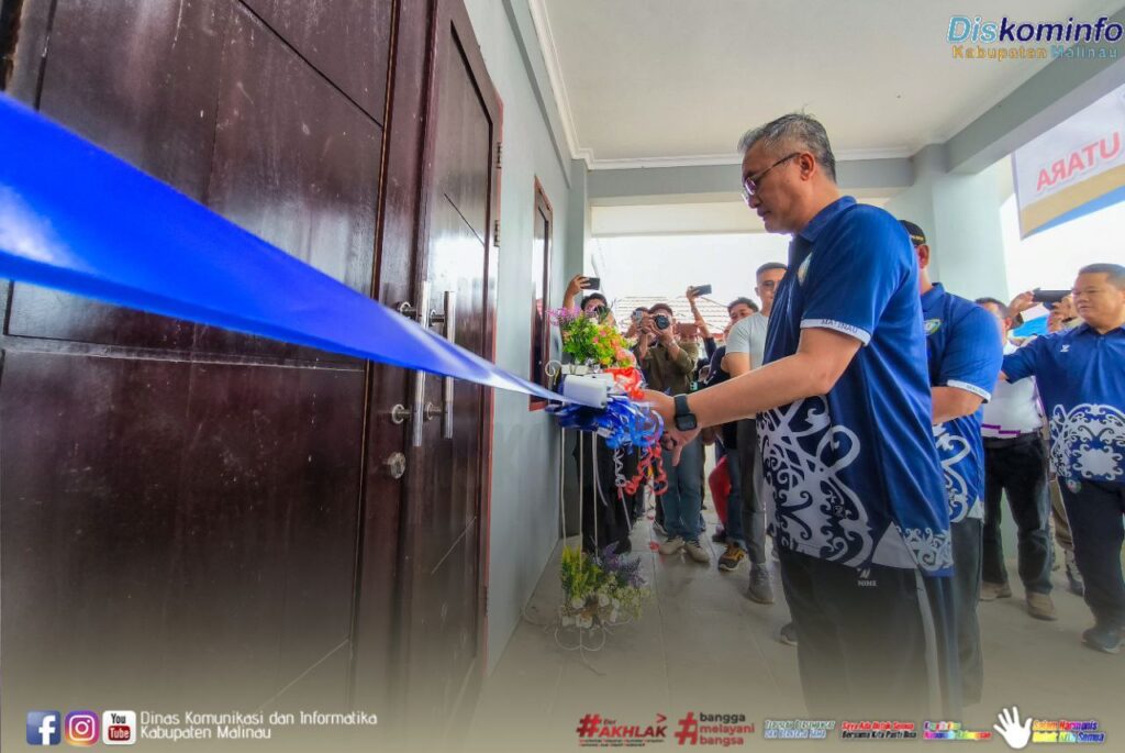 Bupati Malinau Wempi saat melakukan pemotongan pita sebagai tanda diresmikannya GOR. (Ist)