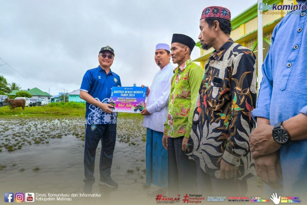 Bupati Malinau Wempi saat menyerahkan secara simbolis hewan kurban kepada perwakilan pengurus masjid. (Ist)