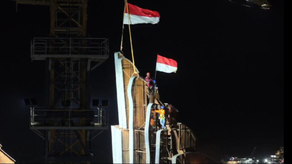 Pemasangan Bilah terkahir Sayap Garuda Kantor Presiden di IKN. (Ist)