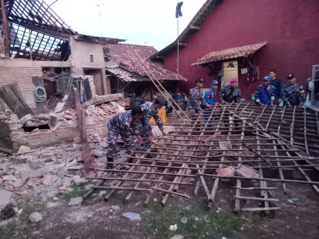 Tim gabungan melakukan rangkaian upaya penanganan darurat bencana gempabumi M 4.4 Batang di wilayah Kabupaten Batang, Jawa Tengah. (Ist)