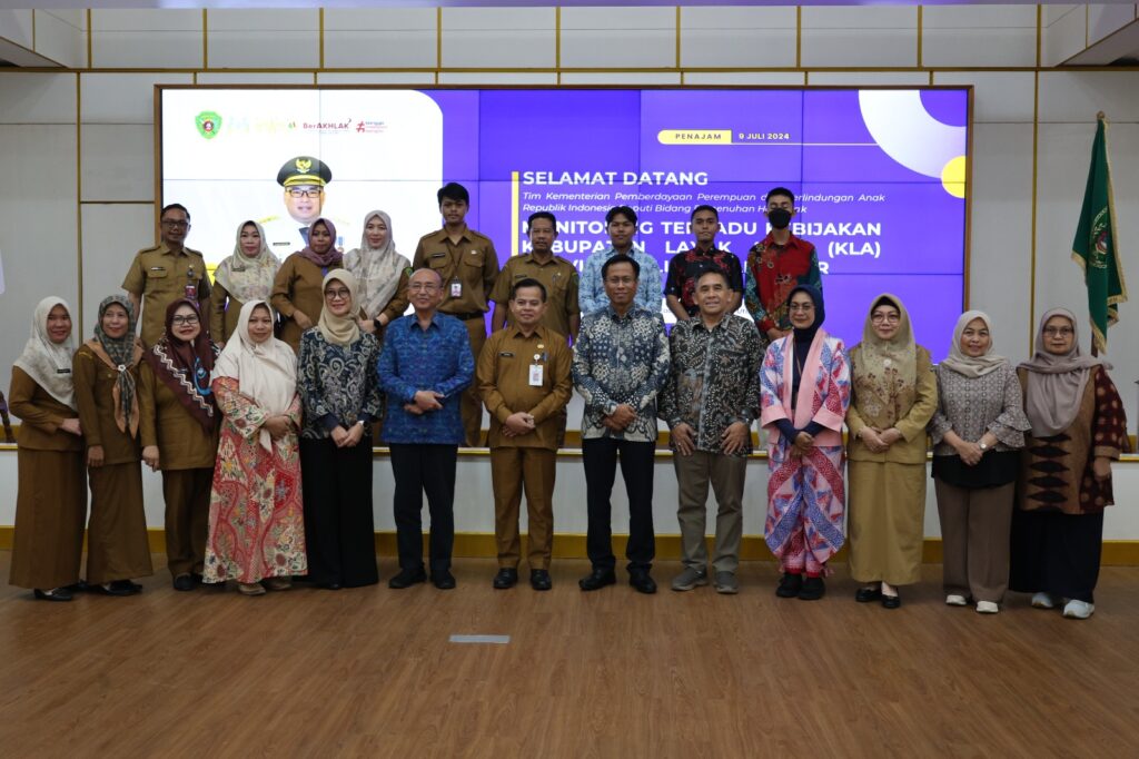 Sekda Kabupaten PPU bersama para undangan yang hadir di kegiatan monitoring terpadu kebijakan KLA di Propinsi Kalimantan Timur. (Ist)
