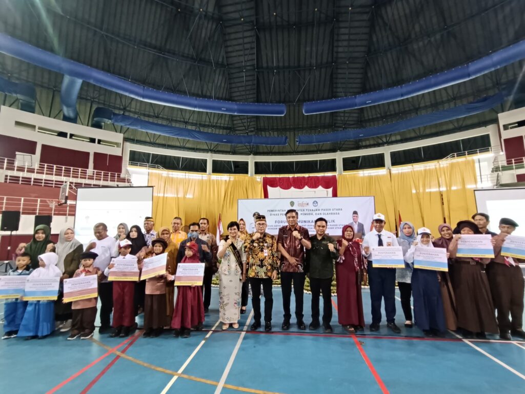 Pj Bupati PPU, Makmur Marbun bersama para guru. (Ist)