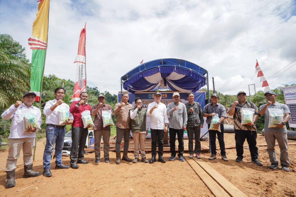Bupati Paser Serahkan Tiga Ton Beras ke Tujuh Desa Rentan Rawan Pangan. (Ist)