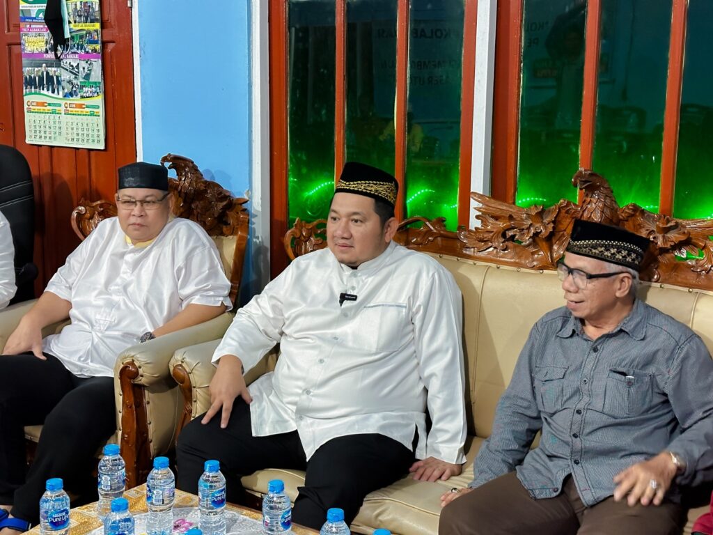 H Mudyat Noor S.Hut (Tengah). (Ist)