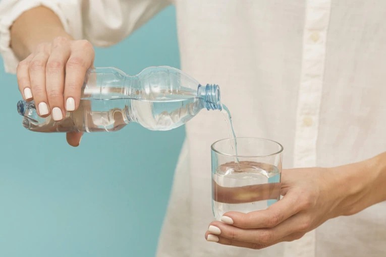 Pemasangan label peringatan bahaya Bisfenol A (BPA) pada galon air minum bermerek dengan bahan polikarbonat. (Ist)