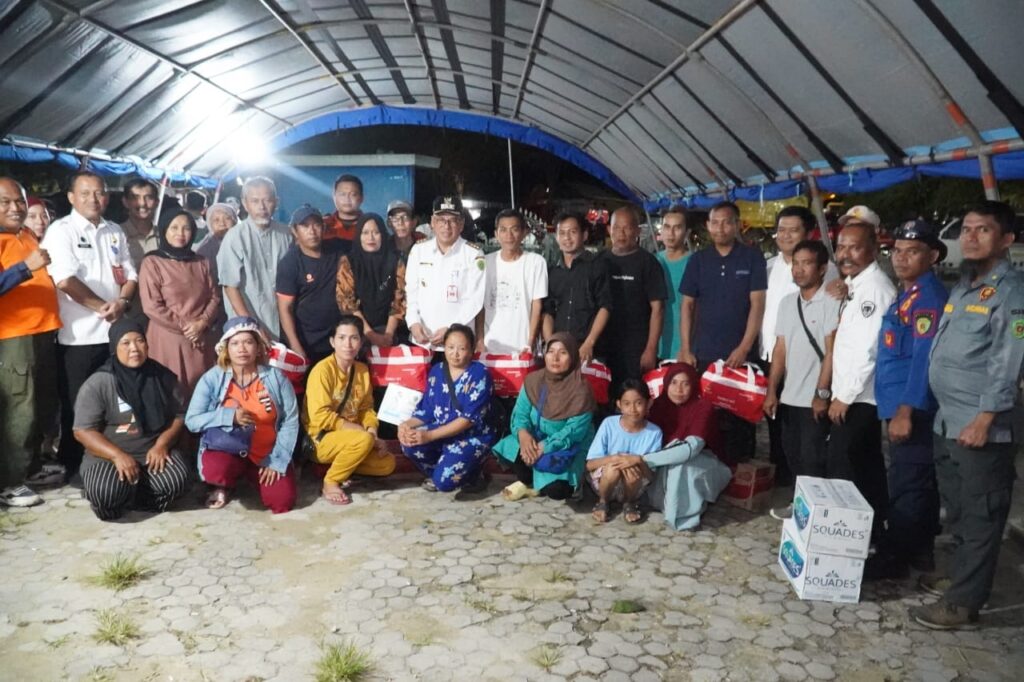 Pj Bupati PPU, Makmur Marbun didampingi Lurah Petung, Achmad Fitriady menyerahkan bantuan korban kebakaran. (Ist)