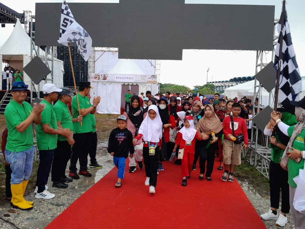 Kadis KUKM Perindag Kabupaten PPU, Margono Hadi Sutanto, saat melepas ratusan peserta Jalan Sehat. (Ist)