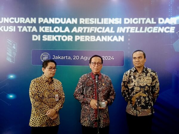 Kepala Eksekutif Pengawas Perbankan OJK Dian Ediana Rae (tengah). (Ist)