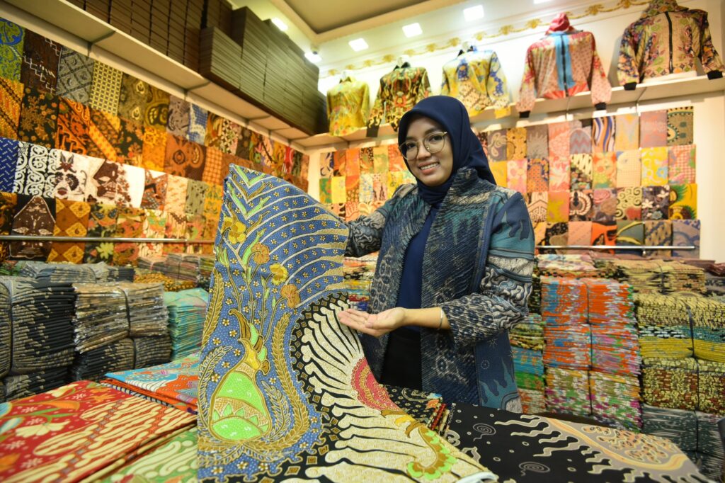 Produk UMKM yakni Batik dari Sragen berhasil go internasional berkat dukungan Pertamina UMK Academy. (Ist)