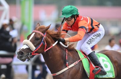 Joki pacuan kuda DKI Jakarta Ezra Tamunu memacu kudanya dalam perlombaan pacuan kuda kelas C-1.600 M PON XXI Aceh-Sumut 2024. (Ist)