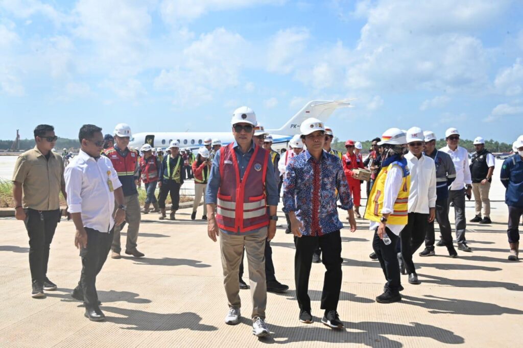 Rombongan usai melakukan pendaratan perdana uji coba operasional penerbangan di Bandara IKN. (Ist)