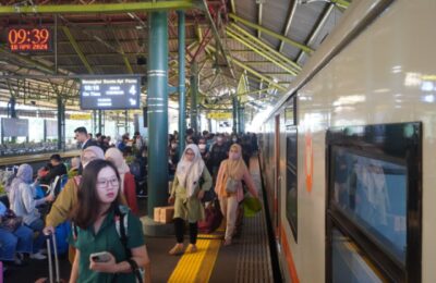 Penumpang KA berbagai kota mulai tiba di Stasiun Gambir pada puncak arus balik libur panjang Maulid Nabi. (Ist)