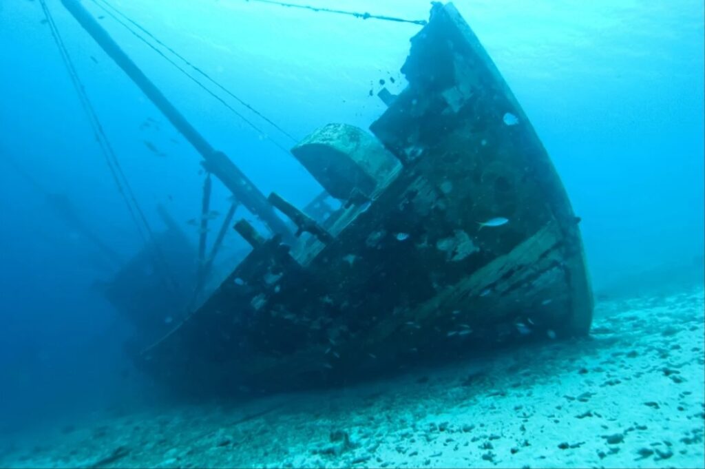Bangkai kapal di laut. Foto : Google