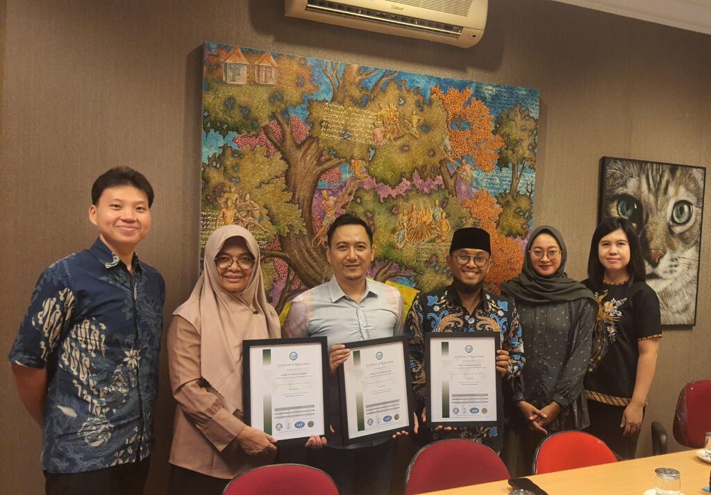 Acara serah terima re-sertifikasi berlangsung di kantor pusat PT URS Services Indonesia. (Ist)