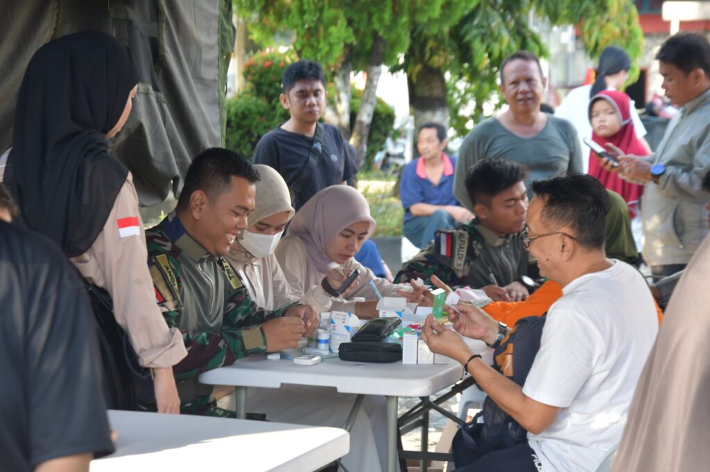 Satgas Pamtas RI-Malaysia Yonarmed 11 Kostrad bekerja sama dengan Ikatan Apoteker Indonesia mengadakan kegiatan pemeriksaan kesehatan gratis. (Ist)