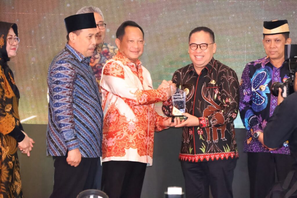 Pj Bupati Penajam Paser Utara (PPU), Makmur Marbun, meraih penghargaan bergengsi dalam kategori Kesejahteraan Rakyat Fiskal Rendah. (Ist)