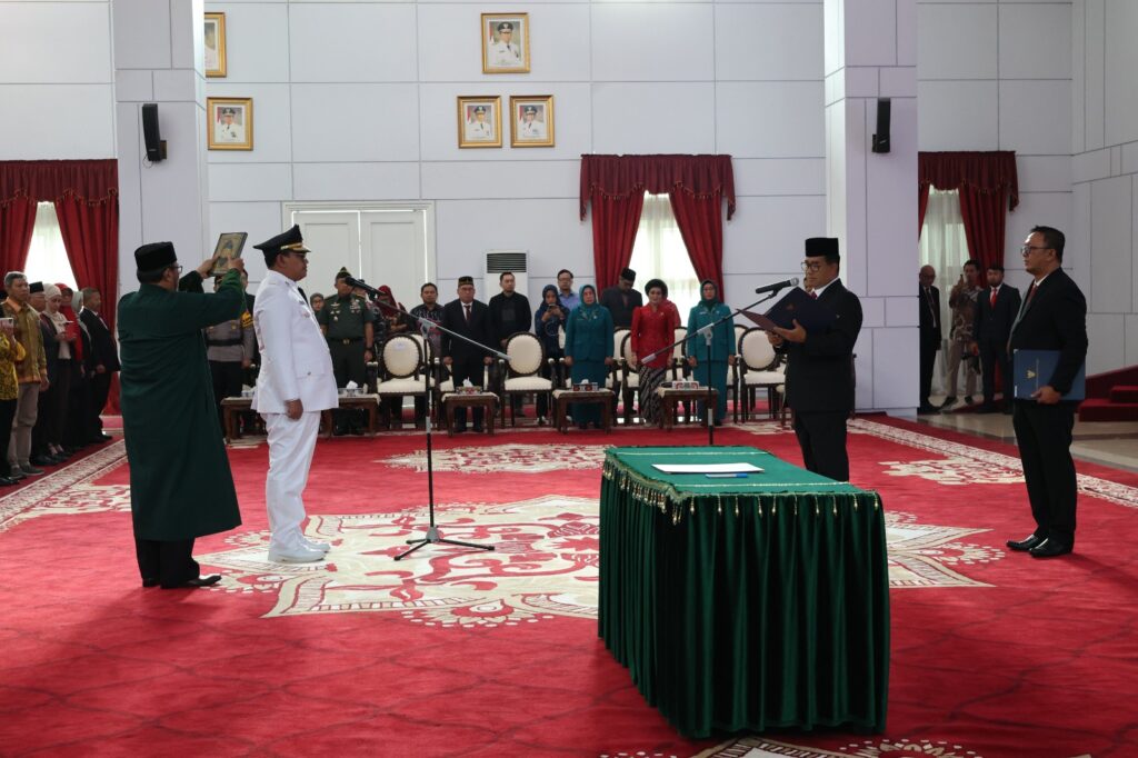 Pj Gubernur Kaltim Akmal Malik saat melantik Zainal Arifin sebagai Pj Bupati PPU. (Ist)