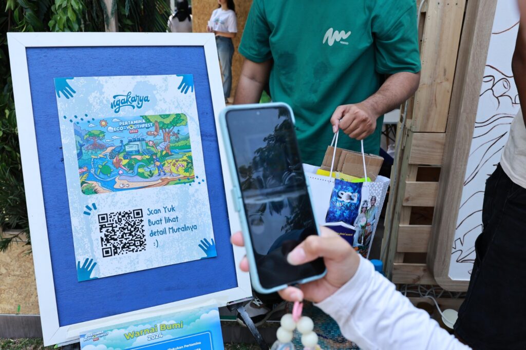 Pengunjung melakukan aktivasi MyPertamina pada acara Pertamina Eco-YouthFest 2024. (Ist)