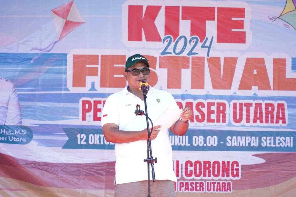 Pj Bupati Penajam Paser Utara, Muhammad Zainal Arifin, saat membuka kegiatan Kite Festival. (Ist)