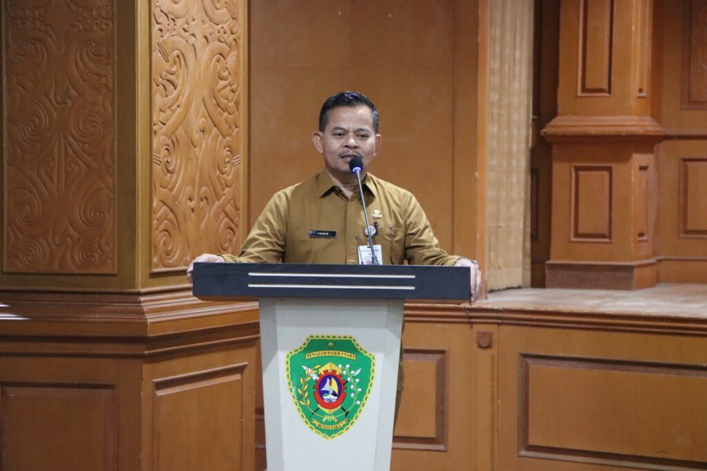 Sekda PPU saat membuka secara resmi Rakor Pengawasan Kearsipan Internal Kabupaten PPU 2024. (Ist)