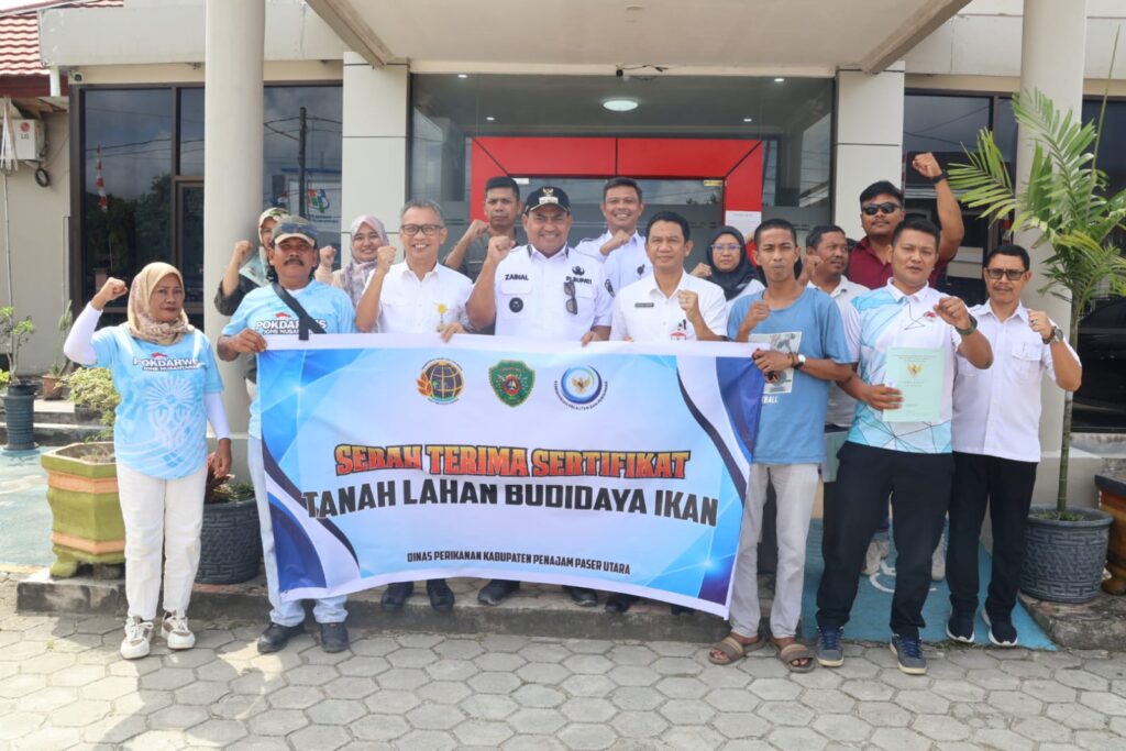 Penyerahan secara simbolis sertifikat tanah kepada 20 orang petambak asal Kelurahan Maridan. (Ist)