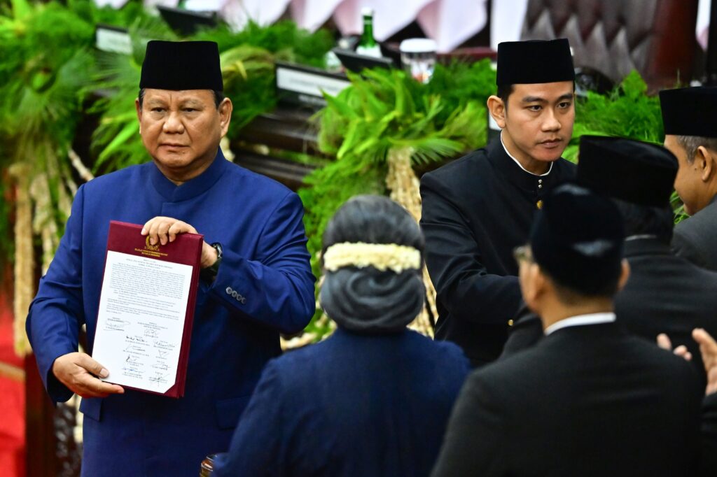 Presiden Prabowo Subianto (kiri) dan Wakil Presiden Gibran Rakabuming Raka (kanan) menerima berita acara pelantikan mereka dari pimpinan MPR. (Ist)