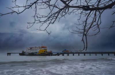 Aktivitas kapal penyeberangan dalam periode musim hujan. (Ist)