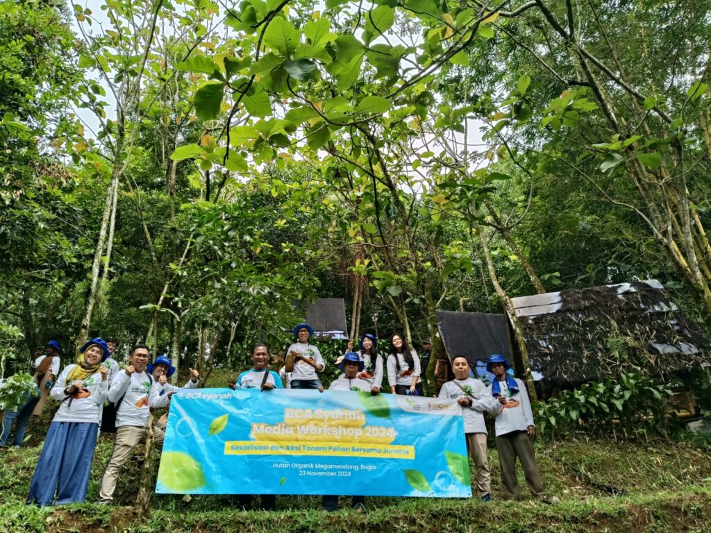 Jurnalis dan BCA Syariah Tanam Pohon di Hutan Organik. (Ist)