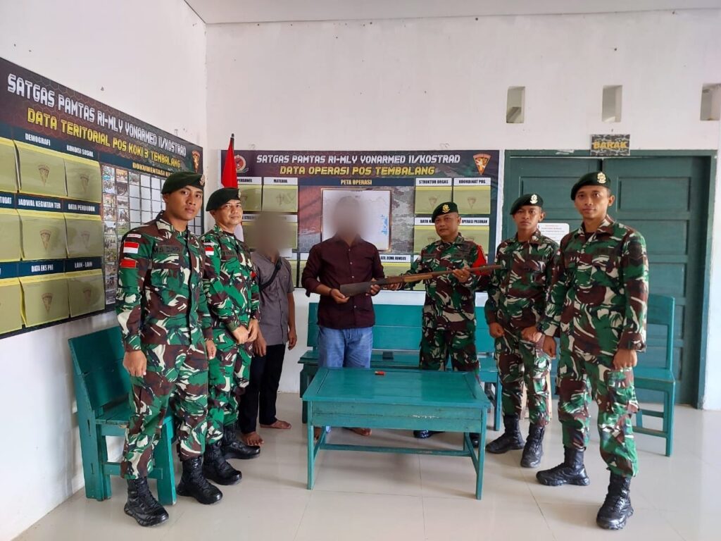 Warga Serahkan Senjata ke Satgas Pamtas Yonarmed 11 Kostrad. (Ist)
