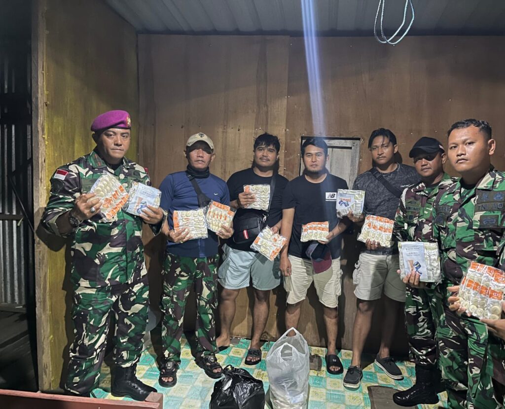 Satgas Pamtas Yonarmed 11 Kostrad Gagalkan Penyelundupan 960 Kosmetik Ilegal di Dermaga Bambangan. (Ist)