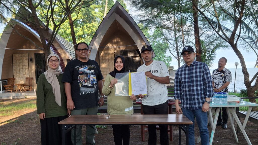 Pj PPU, Muhammad Zainal Arifin menyerahkan secara simbolis bantuan sarana dan prasarana objek wisata. (Ist)