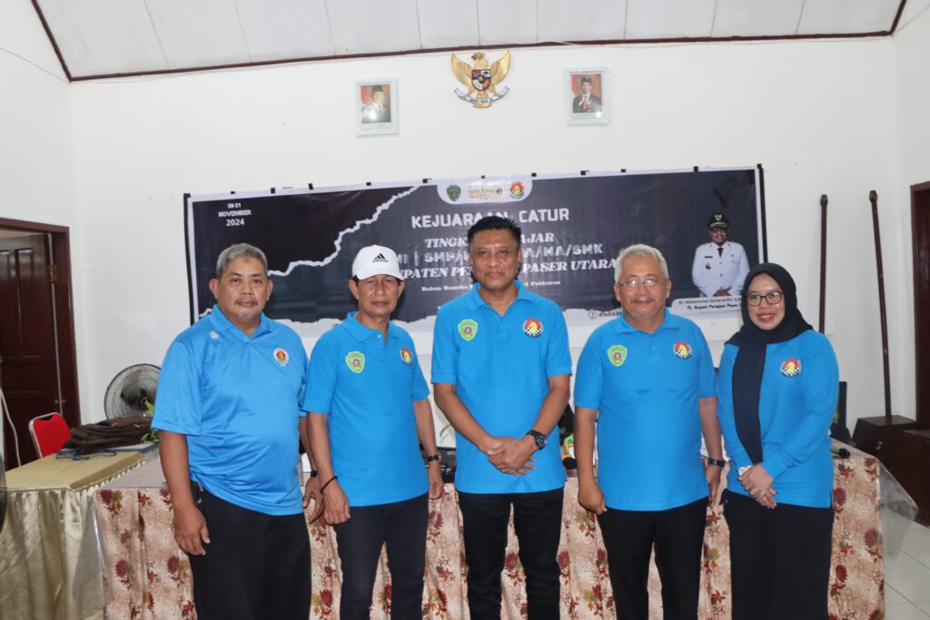Kepala Disdikpora Kabupaten PPU, Andi Singkerru (Tengah). (Ist)