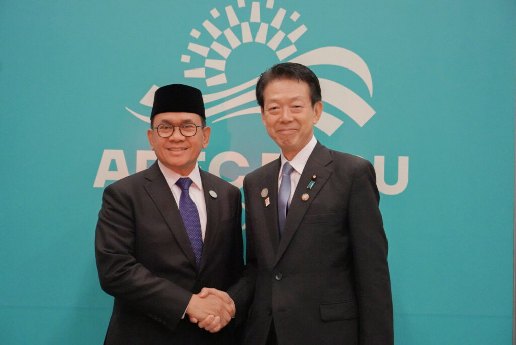 Menteri Perdagangan RI, Budi Santoso melakukan pertemuan bilateral dengan Menteri Ekonomi, Perdagangan, dan Industri Jepang, Yoji Muto. (Ist)